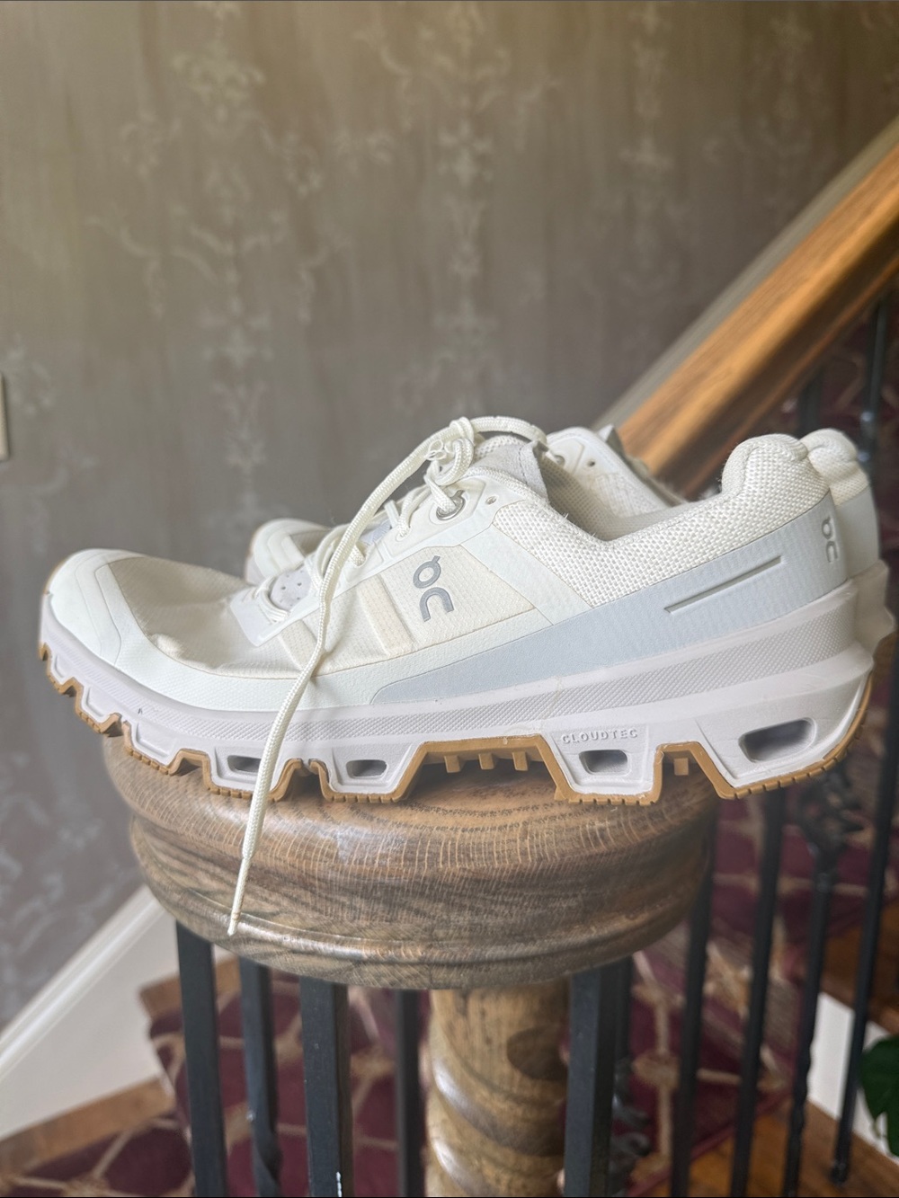 ON CLOUD RUNNING CLOUDVENTURE ladies, white sneaker size 8 1/2 very good cond - Picture 3 of 9